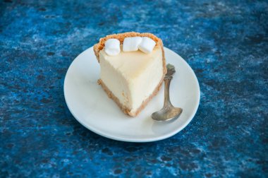 New York Cheesecake tarzı marshmallow ile dilim 