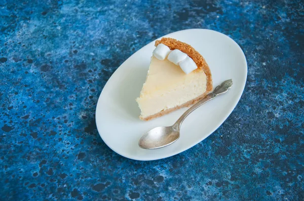 Slice of New York Cheesecake  style with marshmallows — Stock Photo, Image