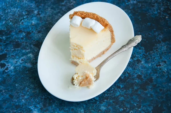 Fetta di New York stile Cheesecake con marshmallow — Foto Stock