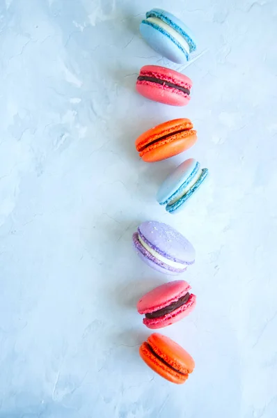 Bunte Macarons auf weißem Steinhintergrund. — Stockfoto