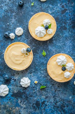 Böğürtlenli reçel beze ile bireysel Limon Lor tart 