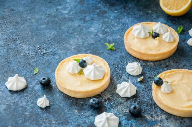 Böğürtlenli reçel beze ile bireysel Limon Lor tart 