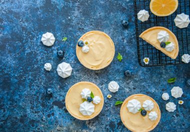 Böğürtlenli reçel beze ile bireysel Limon Lor tart 