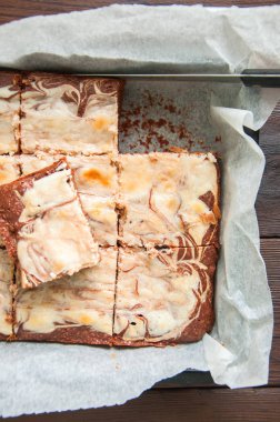 Brownie cheesecake kareler parşömen kağıt ile pişirme formunda