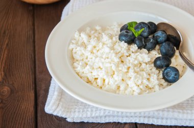 Organik tarım süzme peynir beyaz tabak ekşi krema ve b