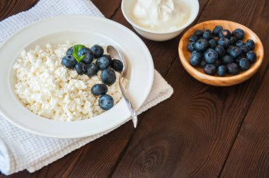 Organik tarım süzme peynir beyaz tabak ekşi krema ve b