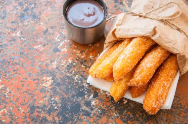 Churro şeker serpilir ve tarçın ve sıcak çikolata 