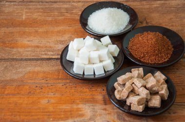 Çeşitli brown (kamışı) ve beyaz şeker. 