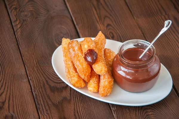 Churros polvilhado com açúcar e canela e chocolate quente — Fotografia de Stock