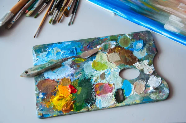 Sanat fırçalar ve palet ile yağlı boya tablo. — Stok fotoğraf