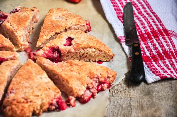 Segments de scone de fraise fraîchement cuits avec des morceaux de baies o — Photo