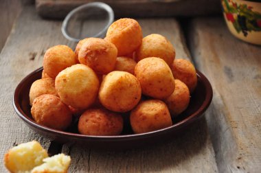 Taze pişmiş ev yapımı peynir çörek küçük topları ben