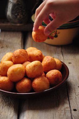 Taze pişmiş ev yapımı peynir çörek küçük topları ben