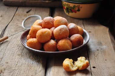 Taze pişmiş ev yapımı peynir çörek küçük topları ben