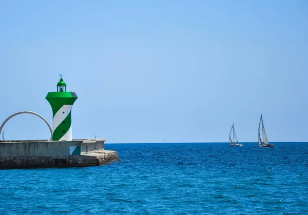 Uitzicht van vuurtoren en zeilboten in Barcelona, Spanje Spanje — Stockfoto