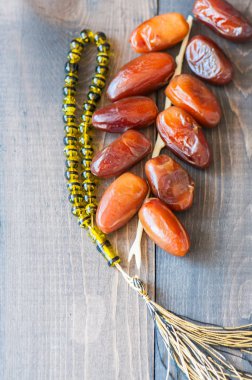 Kurutulmuş tarihi meyve veya kurma ve boncuk ahşap bir arka plan üzerinde ram