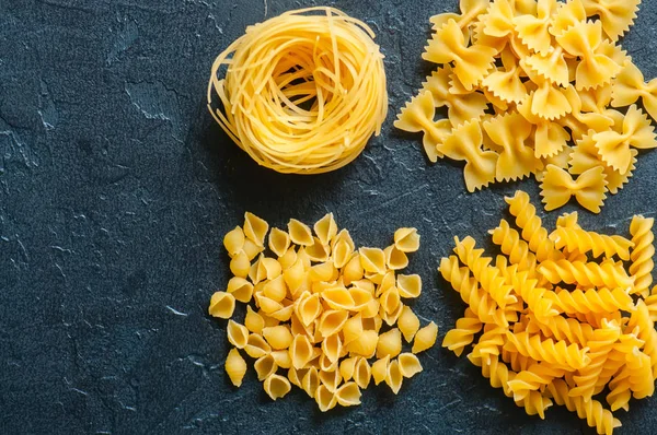 Verschiedene Arten von italienischer Pasta Hintergrund. Set rohe Nudeln o — Stockfoto