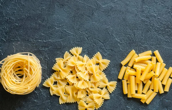 Verschiedene Arten von italienischer Pasta Hintergrund. Set rohe Nudeln o — Stockfoto