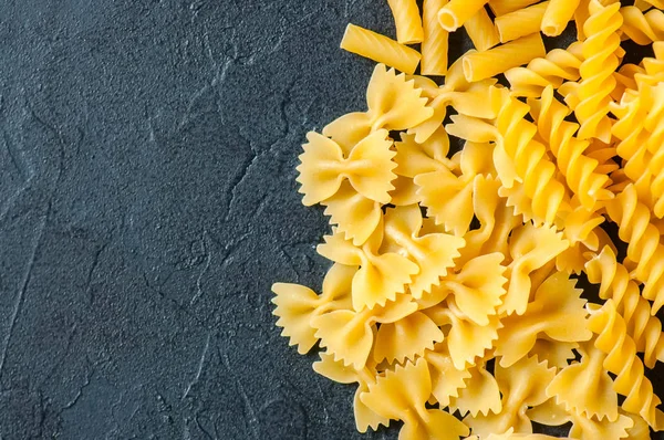 Verschiedene Arten von italienischer Pasta Hintergrund. Set rohe Nudeln o — Stockfoto