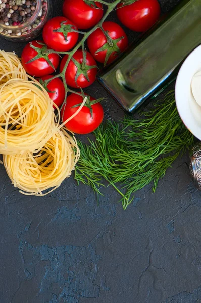 Ingredientes para la cena italiana. Aceite de oliva, eneldo, tomates cherry —  Fotos de Stock