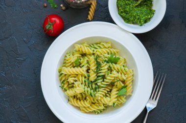 Siyah beyaz bir tabakta servis makarna pesto sosunun Üstten Görünüm