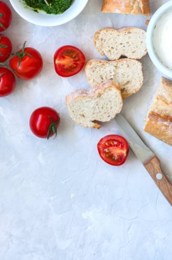 Keçi peyniri ile bruschettas için malzemelerin ayarla, pesto sos