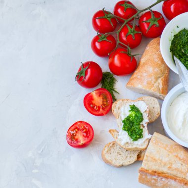 Keçi peyniri ile bruschettas için malzemelerin ayarla, pesto sos