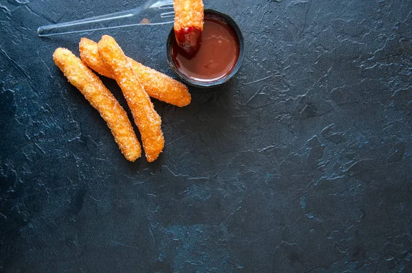 Tradicional comida española. Comida callejera popular - Churros aspersión — Foto de Stock