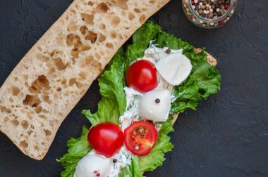 Ciabatta sandviç domates mozzarella marul salatası ile