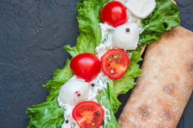 Ciabatta sandviç domates mozzarella marul salatası ile