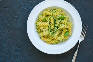 Siyah beyaz bir tabakta servis makarna pesto sosunun Üstten Görünüm