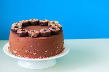 Zengin çikolatalı doğum günü pastası ile renkli konfeti ve pişmiş c