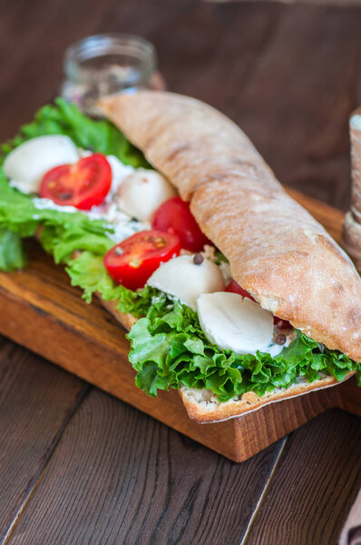 Чабатта сэндвич с помидорами черри моцарелла салат из салата
