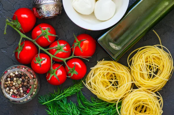 Ingredientes para la cena de estilo italiano. Aceite de oliva, eneldo, cereza a — Foto de Stock