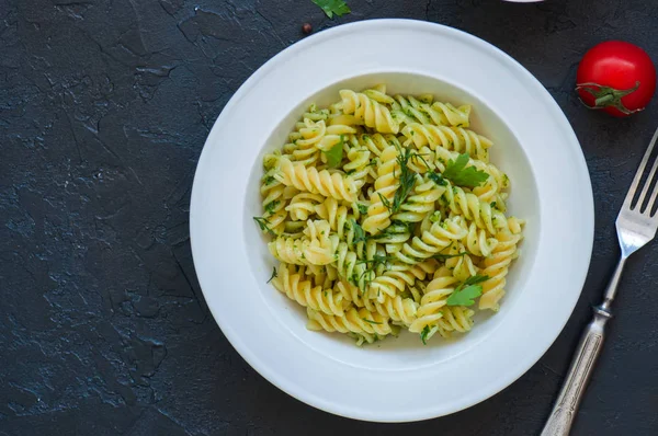 Siyah beyaz bir tabakta servis makarna pesto sosunun Üstten Görünüm