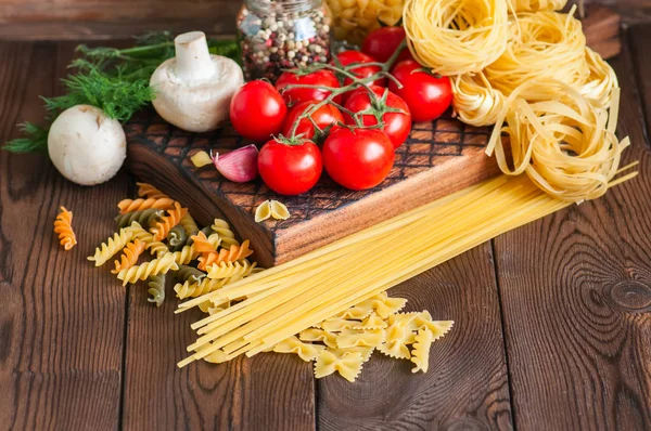 Set de ingredientes para la cena italiana. Surtido de tipos de crudo a — Foto de Stock