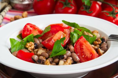 Olgun domates fasulye ile sağlıklı ve lezzetli salata yakın çekim 