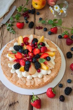 Wipped krem peynir ile süslenmiş ile ev yapımı dacquoise pasta 