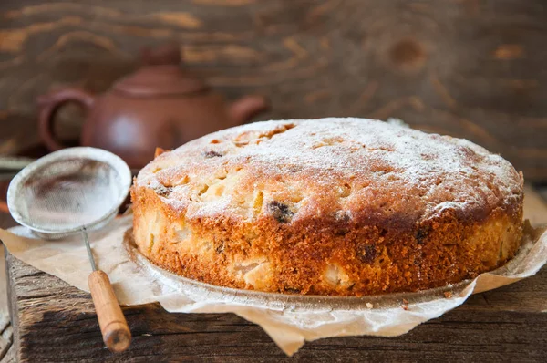 Nybakade hemmagjord tårta med päron och russin strös med — Stockfoto
