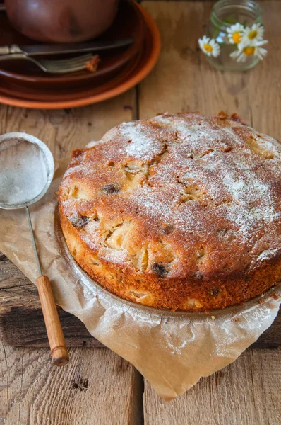 Versgebakken homemade cake met peren en rozijnen besprenkeld met — Stockfoto