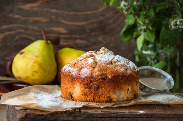 Taze pişmiş ev yapımı kek armut ve kuru üzüm ile serpilir — Stok fotoğraf