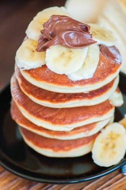 Muz ve çikolata, yaban mersini ile kabarık panckes yığını ve
