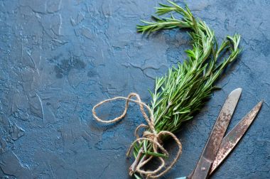 Siyah arduvaz arka plan üzerinde taze biberiye demet yakın çekim