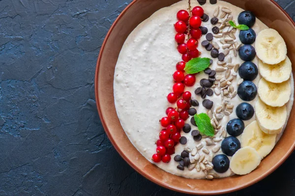 Super tazón de batido de alimentos con avena, queso de cootaje, leche, berrie —  Fotos de Stock