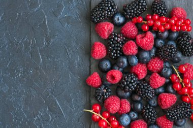 Berry ahududu kırmızı kuş üzümü ve yaban mersini siyah bo kayrak