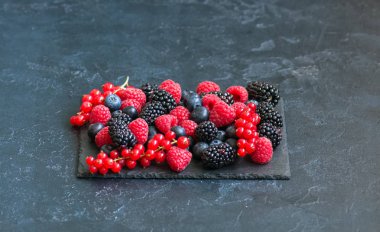 Berry ahududu kırmızı kuş üzümü ve yaban mersini siyah bo kayrak