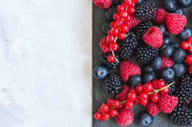 Berry ahududu kırmızı kuş üzümü ve yaban mersini siyah bo kayrak