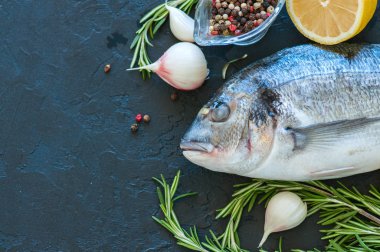Taze çiğ dorado balık biberiye, sarımsak ve limon ve biber ile