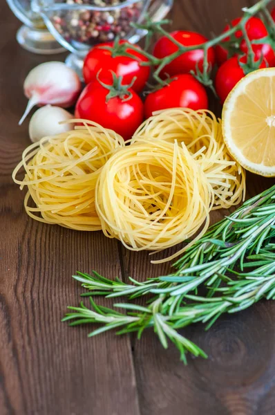 Rohstoffe für italienisches Abendessen. Nudeln, Kirschtomaten — Stockfoto