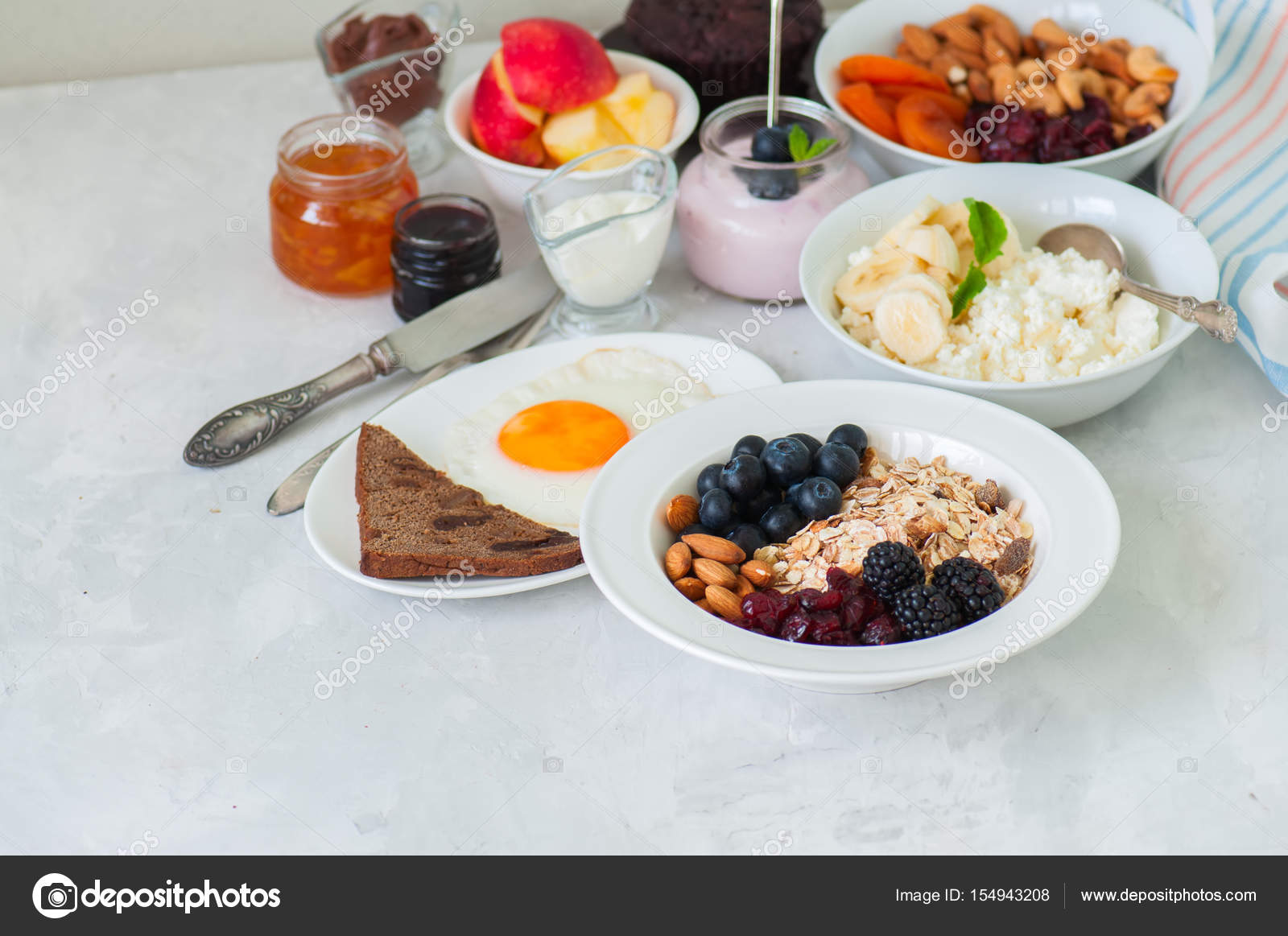 Sağlıklı kahvaltı kavramı. Ev yapımı granola (müsli) ile blackb — Stok